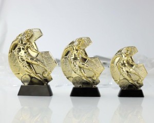 Figurka plastikowa złota R006/G/BK – piłka nożna, zawodnik, 3 rozmiary (15–20 cm) – zdjęcie 3