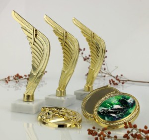 Postument plastikowy złoty na marmurowej podstawie WING-WM/SOC1 – piłka nożna, 22 cm – zdjęcie 2