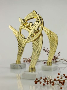 Postument plastikowy złoty na marmurowej podstawie WING-WM/SOC5 – piłka nożna, 22 cm – zdjęcie 3